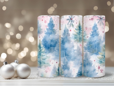 Thermobecher mit winterlichem Baum-Motiv, 590 ml Fassungsvermögen, in zarten Blau- und Grüntönen mit schneebedeckten Bäumen und roten Details, aufgestellt vor einer weihnachtlichen Lichterkulisse. Perfekt für heiße und kalte Getränke in der Winterzeit.